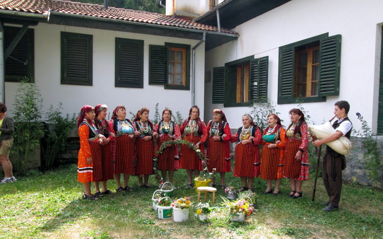 Родопска кметица снима клип за любов и гадания