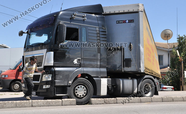 Тир се заклещи в локалното на Кърджалийска, праща поздрави на местната власт