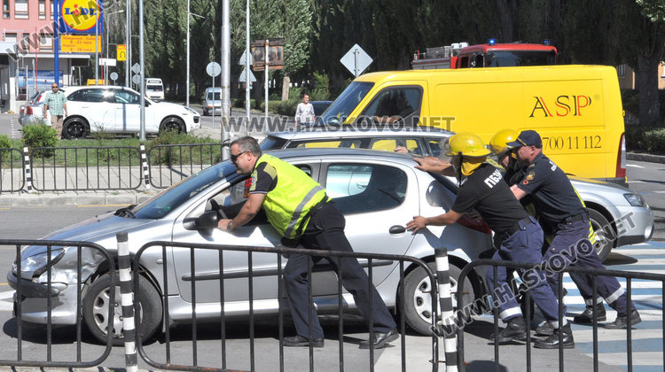 Кърджалийско Ауди удари Пежото на майка с дете