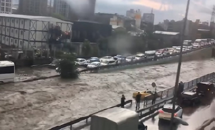 Порой и градушки удариха Истанбул, има ранени (видео)