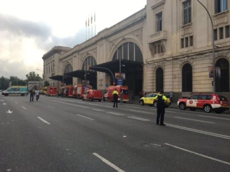 Влак катастрофира в Барселона, десетки са ранени