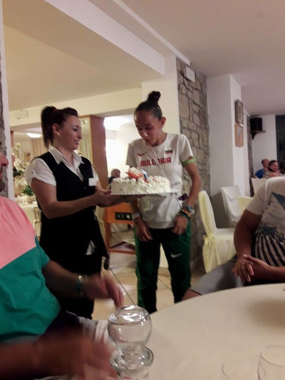 Специалната торта от ръководството за Лили по случай 17-тия ѝ рожден ден