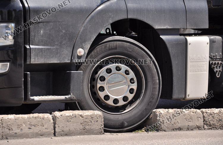 Тир се заклещи в локалното на Кърджалийска, праща поздрави на местната власт