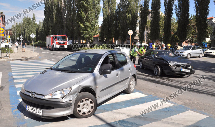 Кърджалийско Ауди удари Пежото на майка с дете