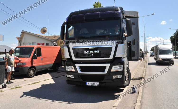 Тир се заклещи в локалното на Кърджалийска, праща поздрави на местната власт