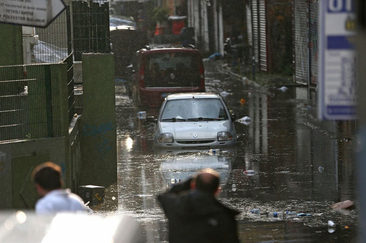 Порой и градушки удариха Истанбул, има ранени (видео)