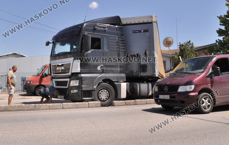 Тир се заклещи в локалното на Кърджалийска, праща поздрави на местната власт