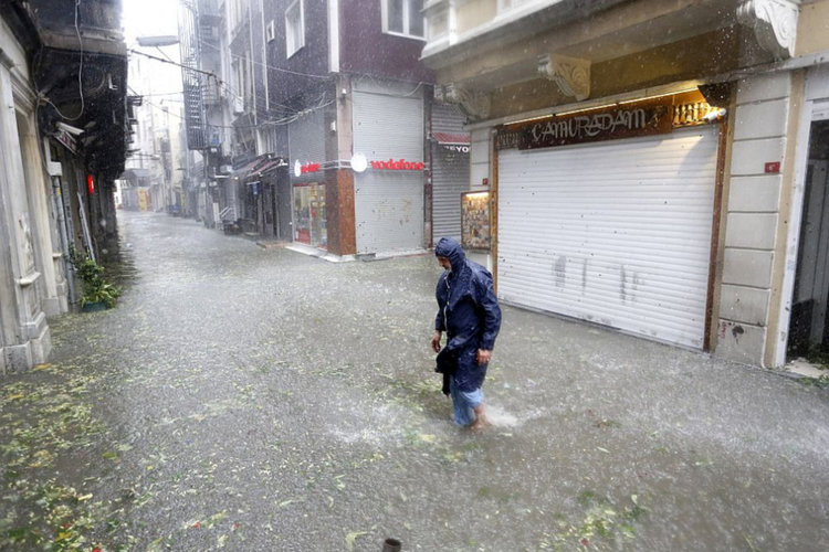 Порой и градушки удариха Истанбул, има ранени (видео)
