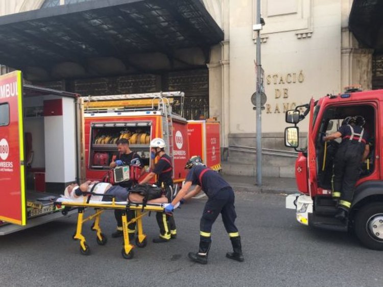 Влак катастрофира в Барселона, десетки са ранени