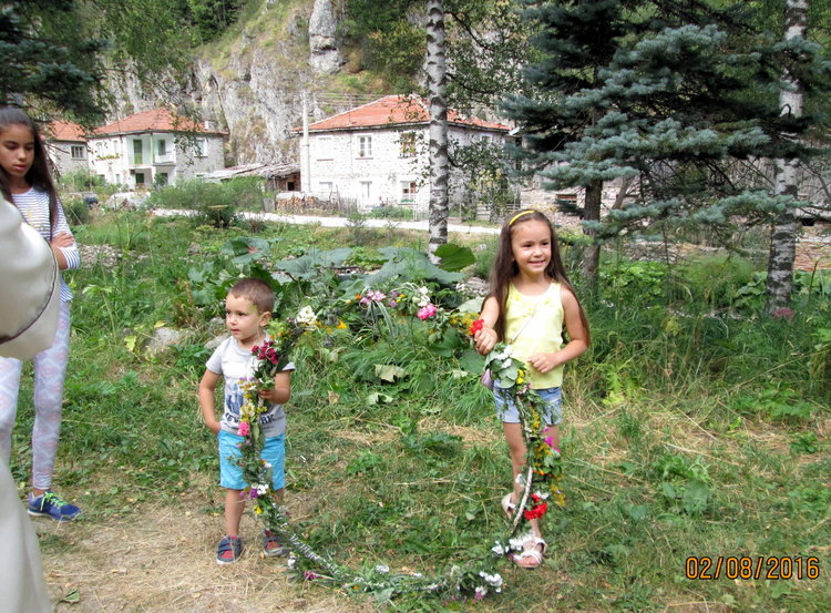 Родопска кметица снима клип за любов и гадания