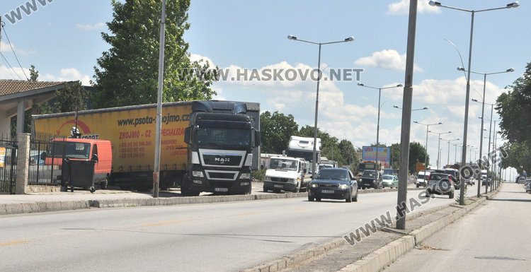 Тир се заклещи в локалното на Кърджалийска, праща поздрави на местната власт
