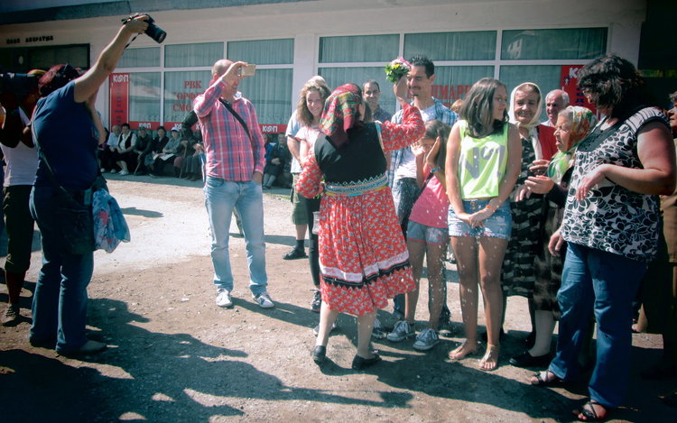 Родопска кметица снима клип за любов и гадания