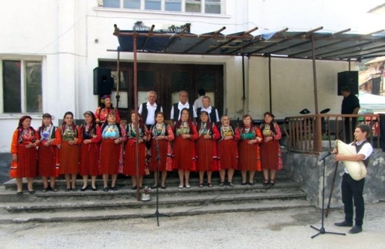 Родопска кметица снима клип за любов и гадания