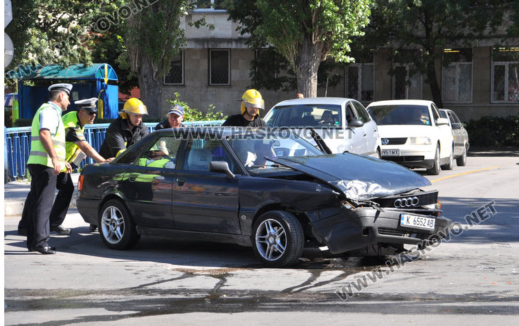 Кърджалийско Ауди удари Пежото на майка с дете