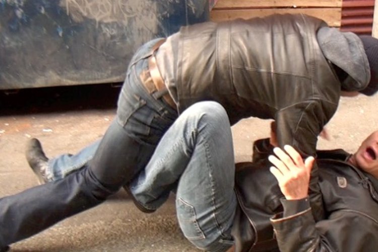 Празник, веселие, свада, побой, арест за двама