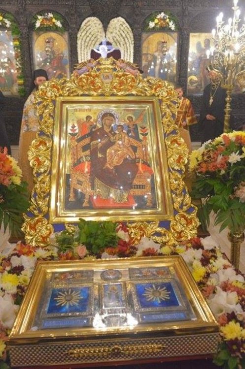 Реликви от одеждата на Божията майка посрещат днес в Смолян