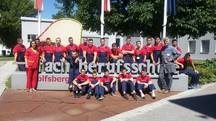 Ученици от Електрониката се докоснаха до най-новото ниво на професионална техника на стаж в Австрия