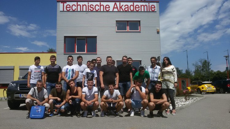 Ученици от Електрониката се докоснаха до най-новото ниво на професионална техника на стаж в Австрия