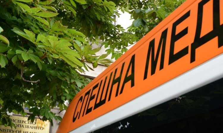 При сблъсък между две коли е ударен и велосипедист  