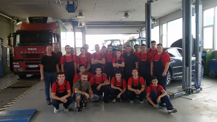 Ученици от Електрониката се докоснаха до най-новото ниво на професионална техника на стаж в Австрия