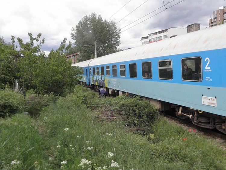 Движат се обаче с известно закъснение