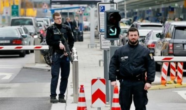 Мъж се вряза с кола в пешеходци в центъра на финландската столица Хелзинки. 