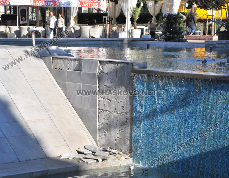 Изпопадаха плочките на централния шадраван