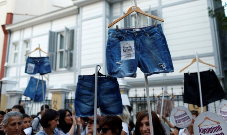 Надигнаха глас срещу консервативните дрехи, враждебността на мъжете  