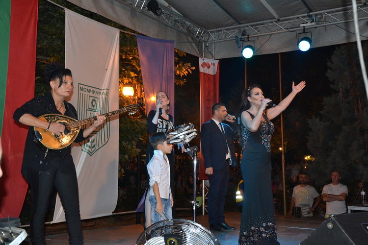 Хиляди пяха с Ивана на площада в Момчилград