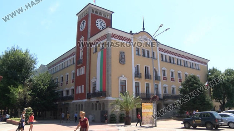 Общината иска да продаде на търг Ауди А8, линейка и Лада