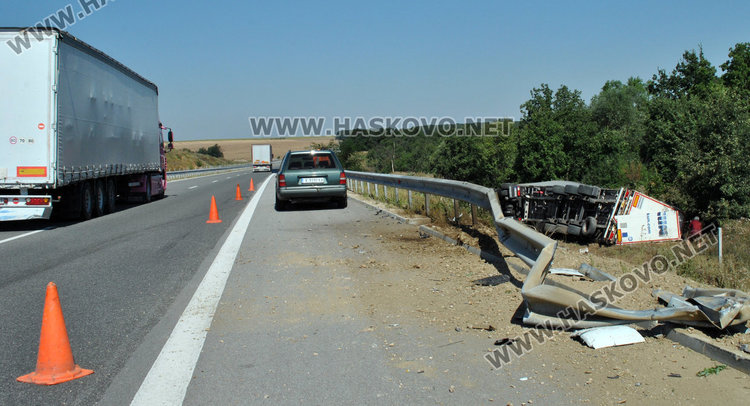 Тир се обърна в дере край магистрала „Марица“
