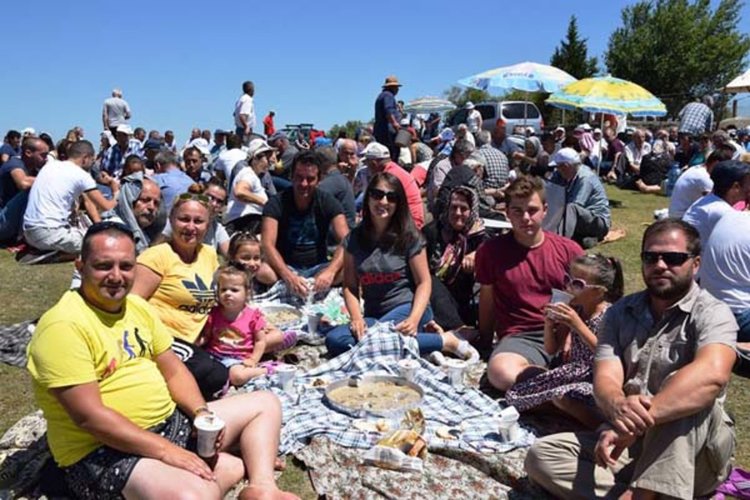 Молебен за дъжд събра стотици в местността „Яйля“ над Русалско