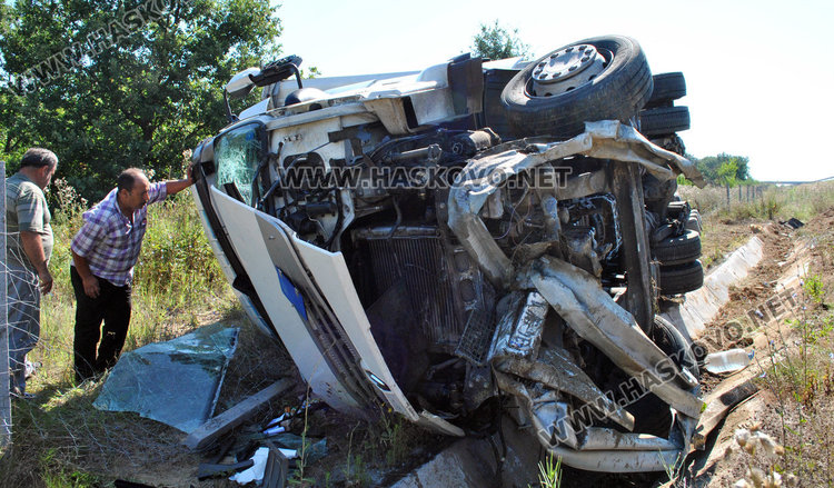 Тир се обърна в дере край магистрала „Марица“