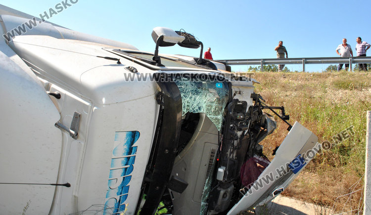 Тир се обърна в дере край магистрала „Марица“