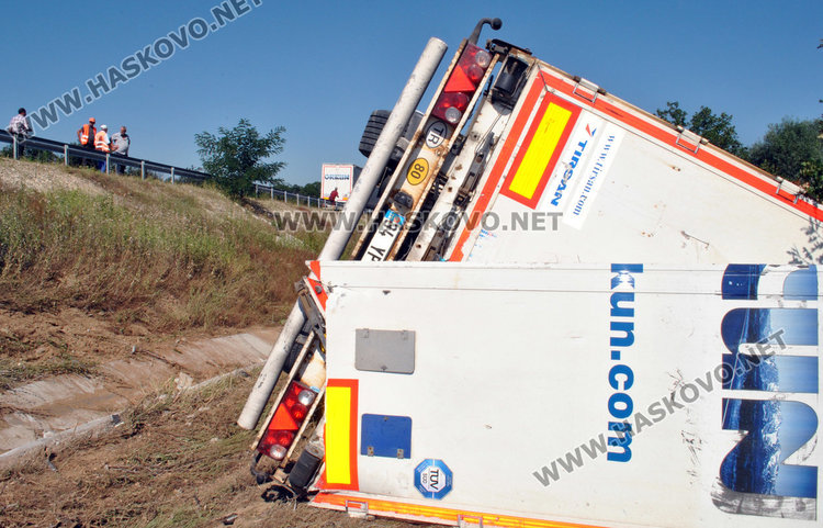 Тир се обърна в дере край магистрала „Марица“