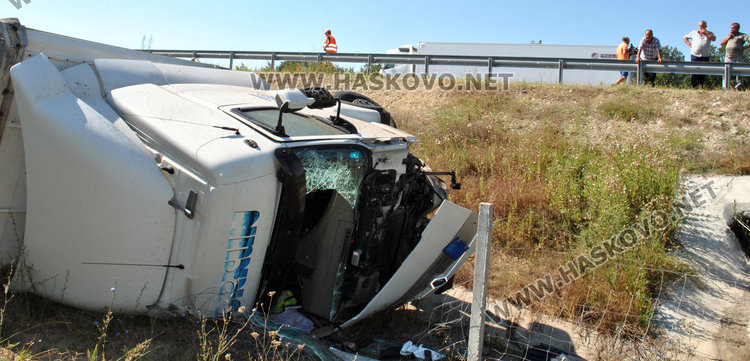 Тир се обърна в дере край магистрала „Марица“