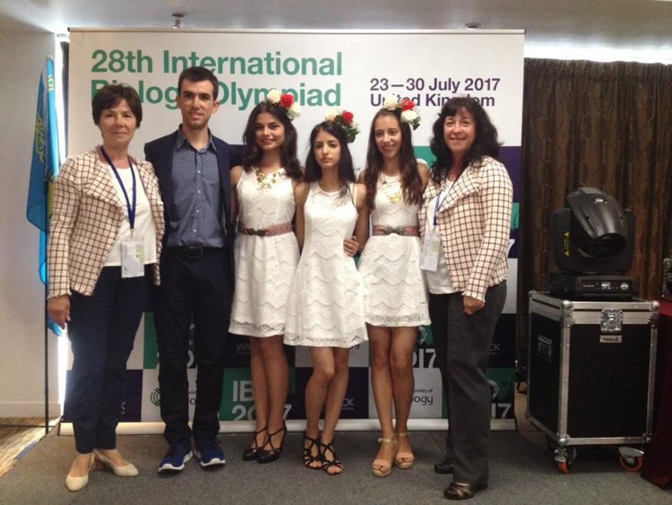 Отборът: Снежана Томова, Димитър Каразпрянов, Ваня Миланова, Мария Карабоева, Габриела Христова, Албена Йорданова