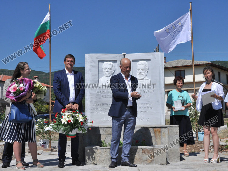 Кметът на Баните Искендер откри паметник на Ботев и Левски в Спахиево