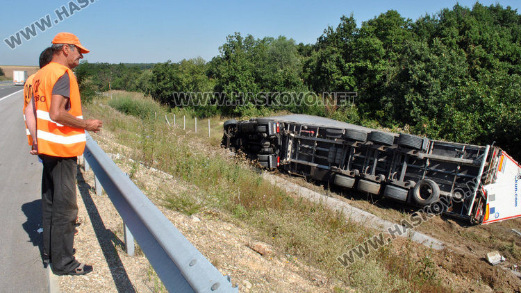Тир се обърна в дере край магистрала „Марица“