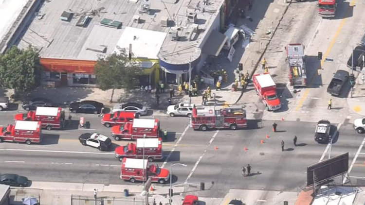 Най-малко осем души са били ранени, след като ван се врязал в тълпа в Лос Анджелис