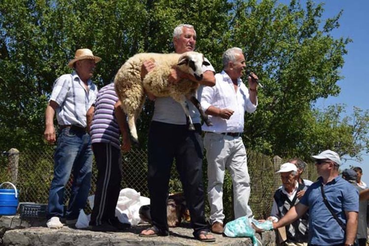 Молебен за дъжд събра стотици в местността „Яйля“ над Русалско