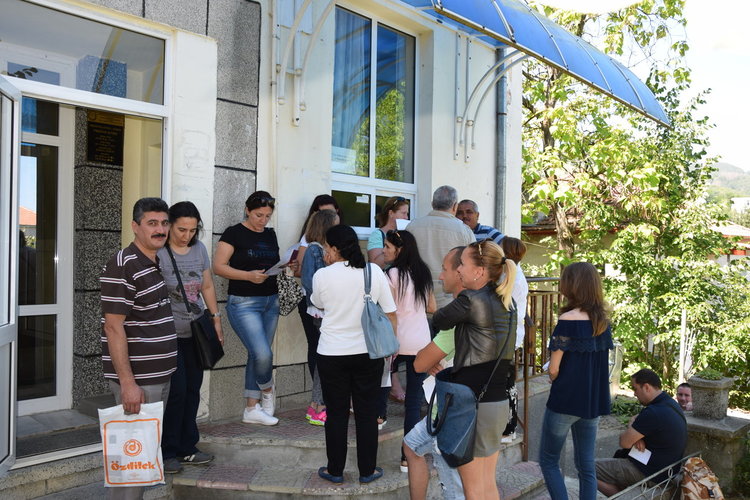 Изселници извиха опашки пред Паспортната  служба в Ардино