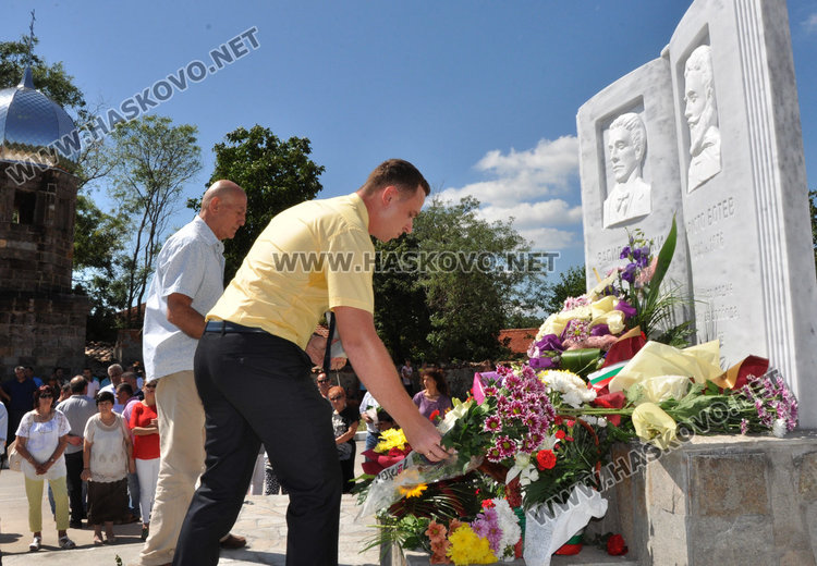 Кметът на Баните Искендер откри паметник на Ботев и Левски в Спахиево