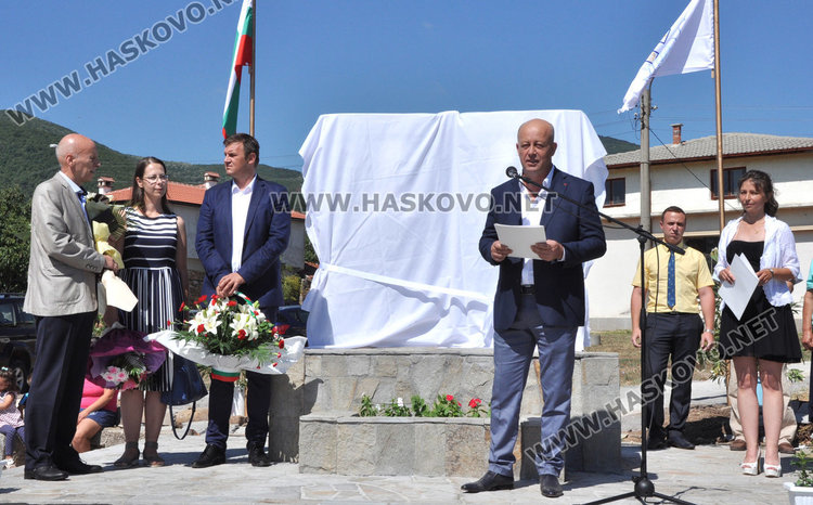 Кметът на Баните Искендер откри паметник на Ботев и Левски в Спахиево
