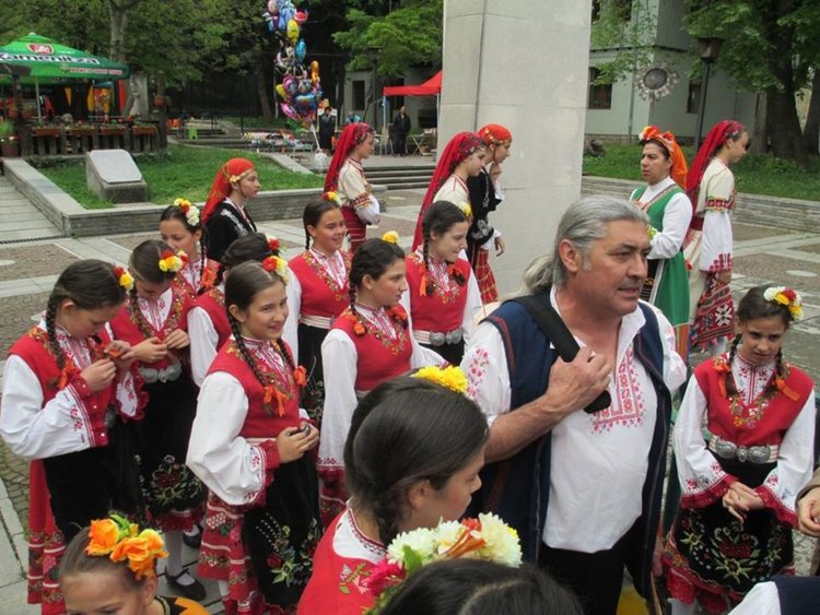 Веселин Иванов с част от танцьорите на "Звездица", снимка -архив