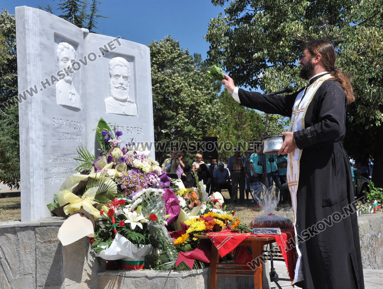 Кметът на Баните Искендер откри паметник на Ботев и Левски в Спахиево