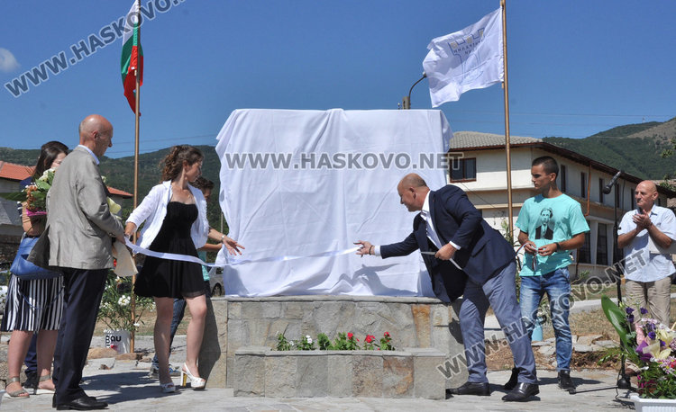 Кметът на Баните Искендер откри паметник на Ботев и Левски в Спахиево