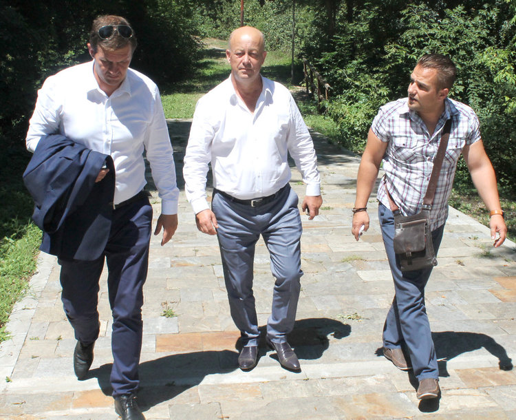 Искат разчистване на храстите край пътя Хасково – Минерални бани