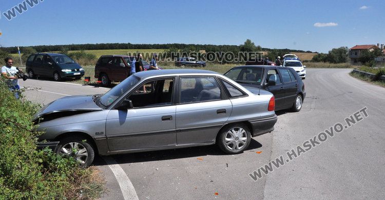 Възрастна шофьорка с Опел засече Голф на разклон