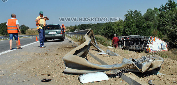 Тир се обърна в дере край магистрала „Марица“